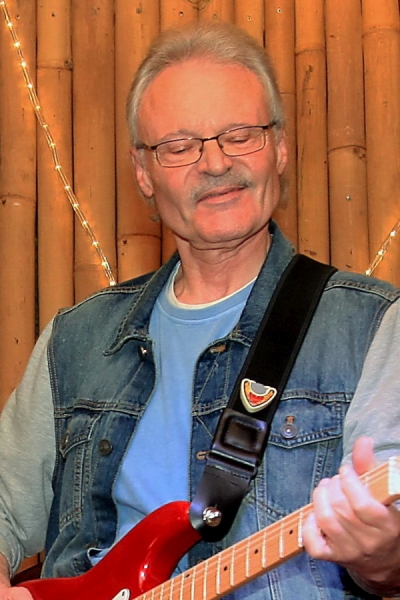 Berry Blesch - leadguitar, leadvocals